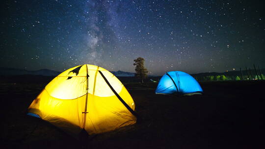 露营的帐篷和银河星空延时摄影