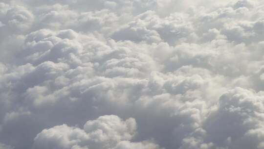 飞机视角城市高空云彩密布天空蓝天白云