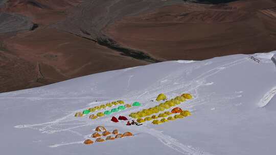 攀登新疆慕士塔格峰雪山的登山者C2营地