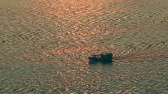 黄昏海面渔船