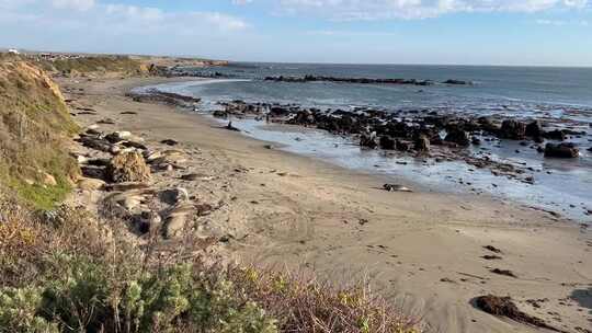 海岸边波浪拍打礁石风景高清在线视频素材下载