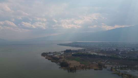 湖泊岸边城镇及山脉全景