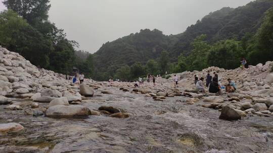 秦岭黎元坪景点避暑自然风景玩水河边鹅卵石视频素材模板下载