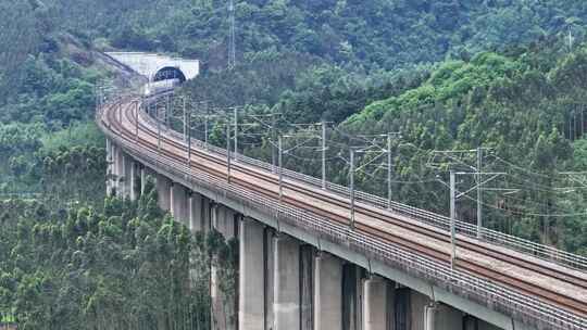 高架桥铁路及驶出隧道的火车