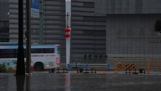 城市街头的阴雨天视频素材模板下载