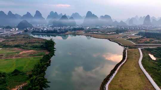 桂林山水喀斯特山脉风光宁静的倒影