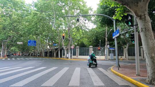 上海封城中的寂静街道路况视频素材模板下载