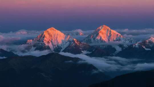 雪山云海日出全景