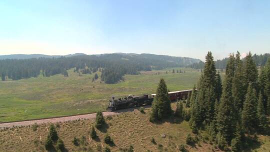 蒸汽火车穿过落基山脉