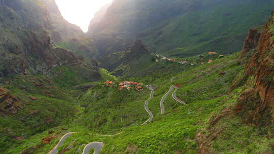 热带森林山脉中蜿蜒道路的鸟瞰图。马斯卡峡