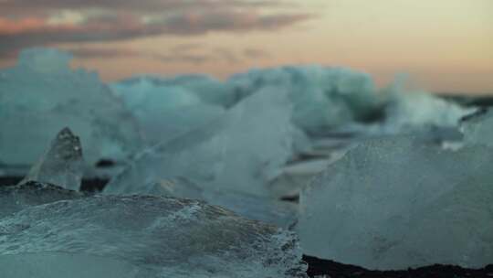 海滩上的冰与黑色砾石架-焦点