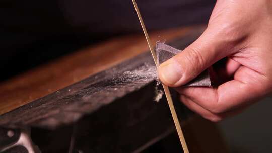 竹编手艺人对竹篾条进行刮篾处理传统手工艺