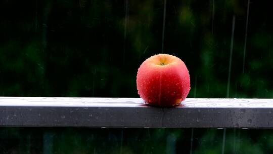 雨水冲刷的红的特苹果特写