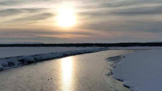 航拍海拉尔河不冻河春天开河雪景