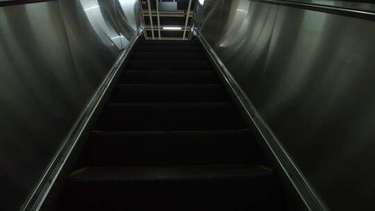 地拍武汉地铁乘坐电梯
