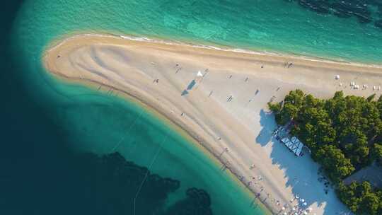 无人机飞越海滨度假小镇克罗地亚的沿海地带、树木和海滩