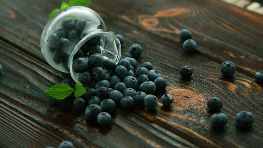 玻璃壶中散落的蓝莓