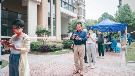 居民在小区内有序排队做核酸