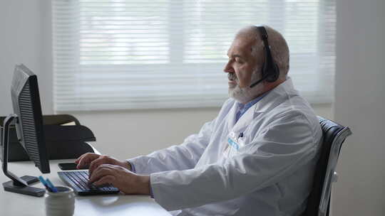 医学技术和保健概念高级男医生或护士带耳机