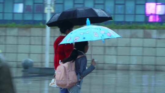 下雨城市行人