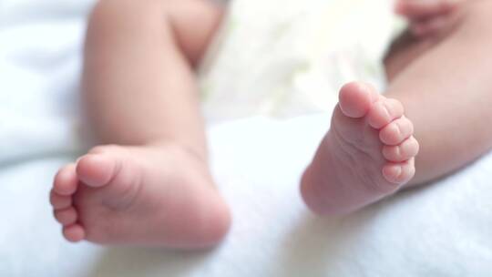 父母护着婴儿的脚视频素材模板下载