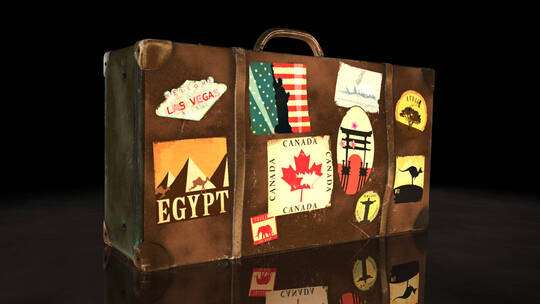 带有世界著名旅游标签的旅行箱