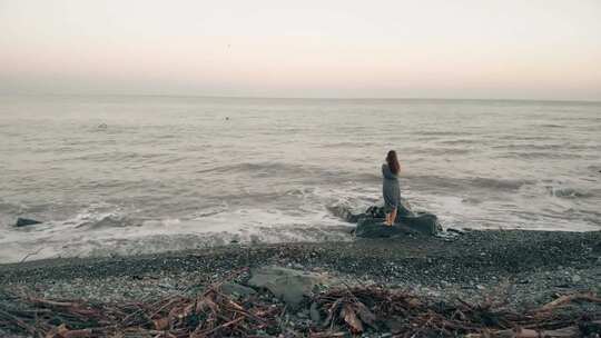 女人孤独背影大海冥想孤单伤感
