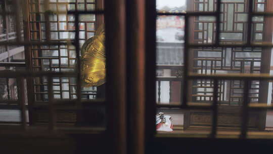 中式房间里的老式唱机在播放黑胶唱片