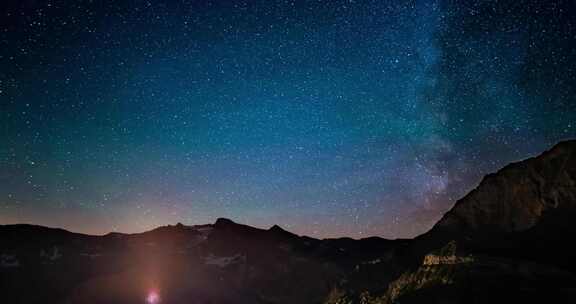 银河系的时间流逝和夏季夜空中的星星在阿尔卑斯山上空旋转