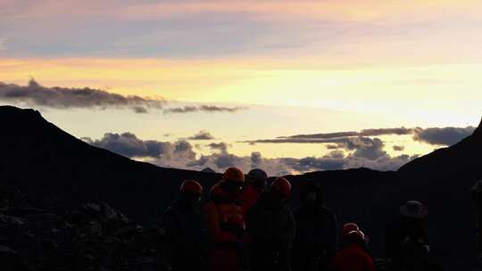 航拍四川甘孜横断山脉乌库楚山区晚霞风光