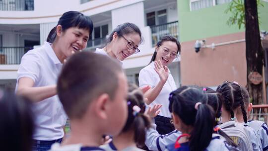 幼儿园的老师和孩子们玩耍学习