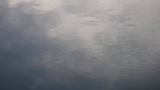 水里倒映的云的成像