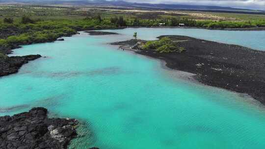 无人机拍摄了夏威夷大岛上的盐和淡水基霍洛湾。