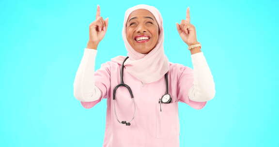 穆斯林护士，快乐的女人和指指点点的肖像，