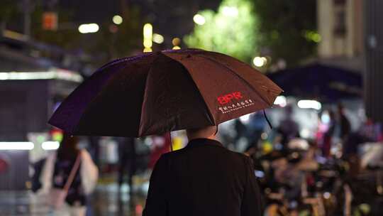 雨天城市行人车流