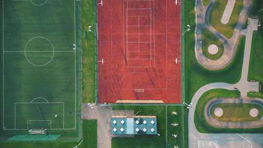 娱乐绿草活跃的运动曲棍球和足球场俯视。比赛