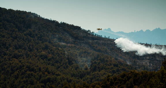 飞机在野火中向山林洒水