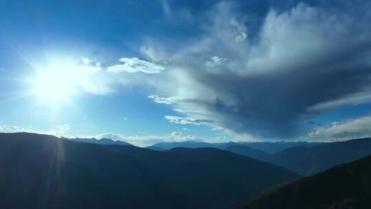 高山美景蓝天白云的自然景观