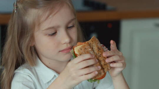 吃三明治的女孩视频素材模板下载