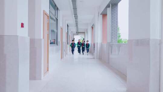 4K学校学生走廊奔跑