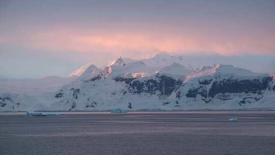 自然之美。南极洲融化的冰。全球变暖和气候变化。
