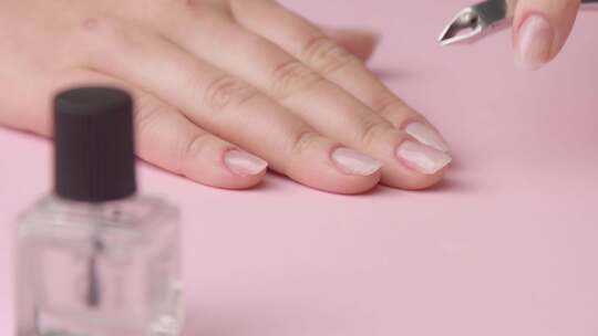 特写女人手放在粉色上为自己修指甲视频素材模板下载