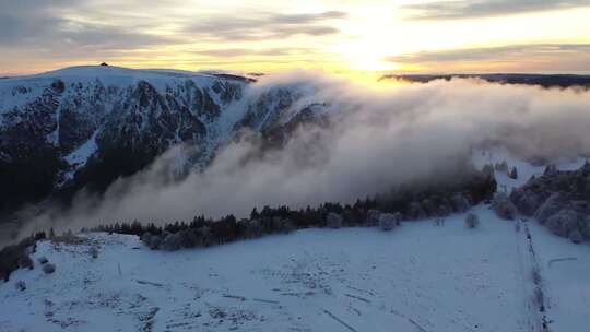 冰冷雪山山顶流动的晨雾