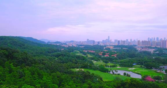 广州麓湖公园高尔夫球场与城市摩天大楼全景