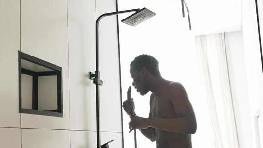 男人边淋浴边唱歌
