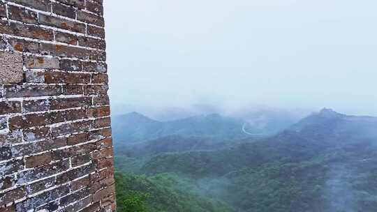 中国夏季金山岭长城阴天下雨云雾风光