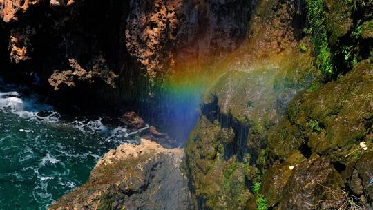 小雨瀑布水雾形成的彩虹