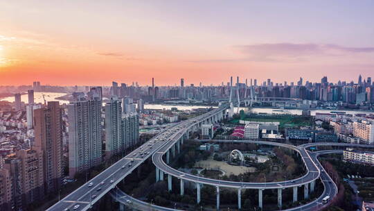 上海南浦大桥日落下的交通车流