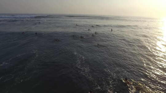 冲浪爱好者在波涛汹涌的大海上冲浪