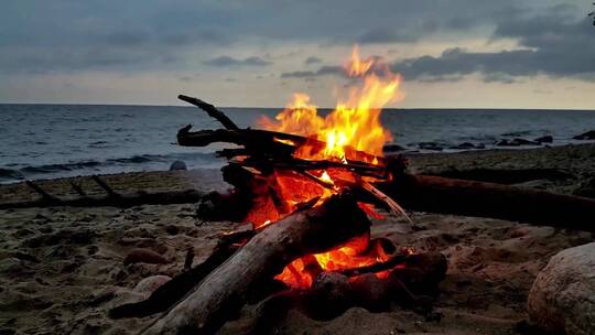 傍晚夜间海边沙滩篝火